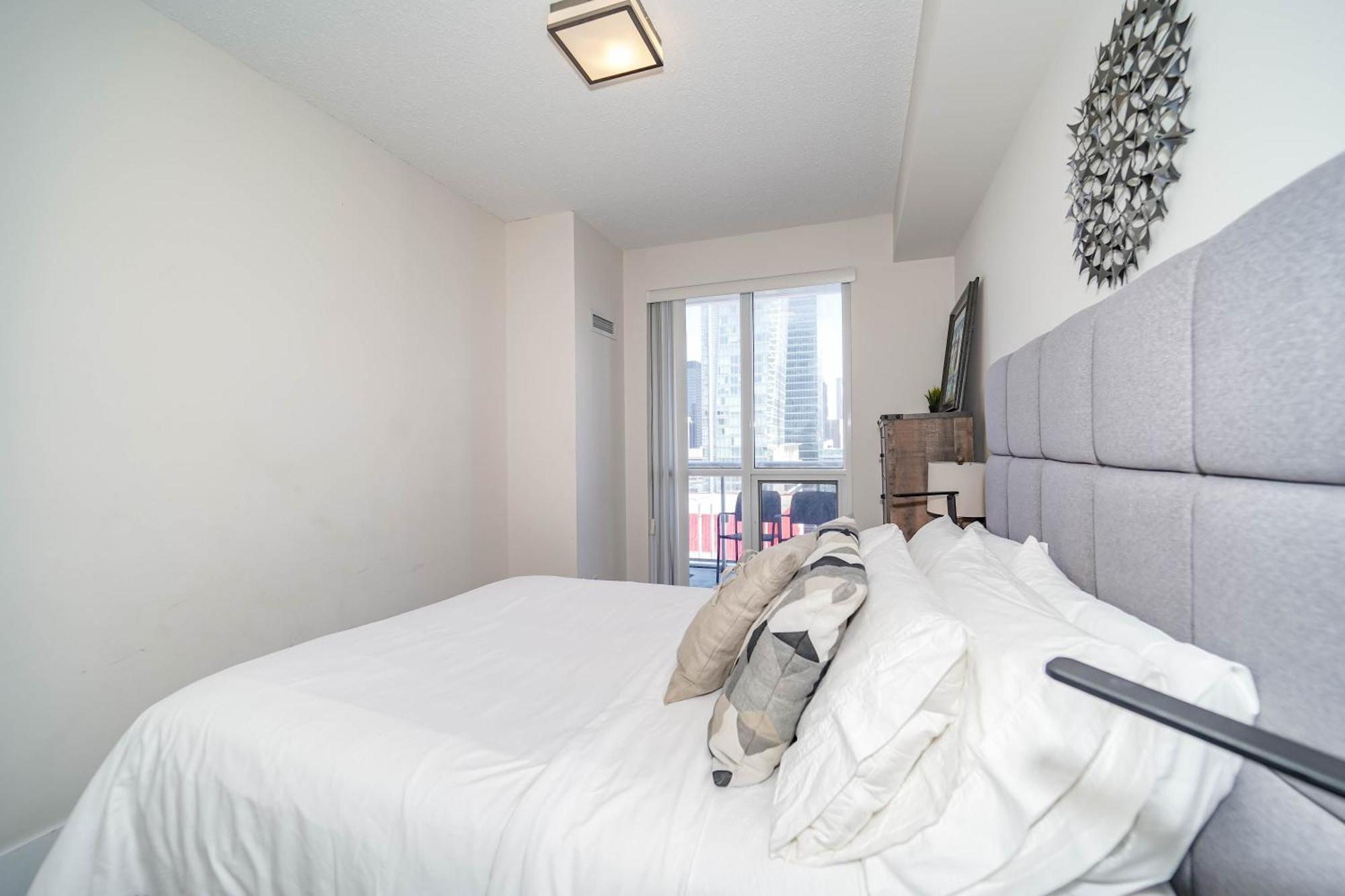 Chol Furnished Suites Heart Of Downtown Toronto, 2 Beds, Free Parking, Cn Tower View Kültér fotó